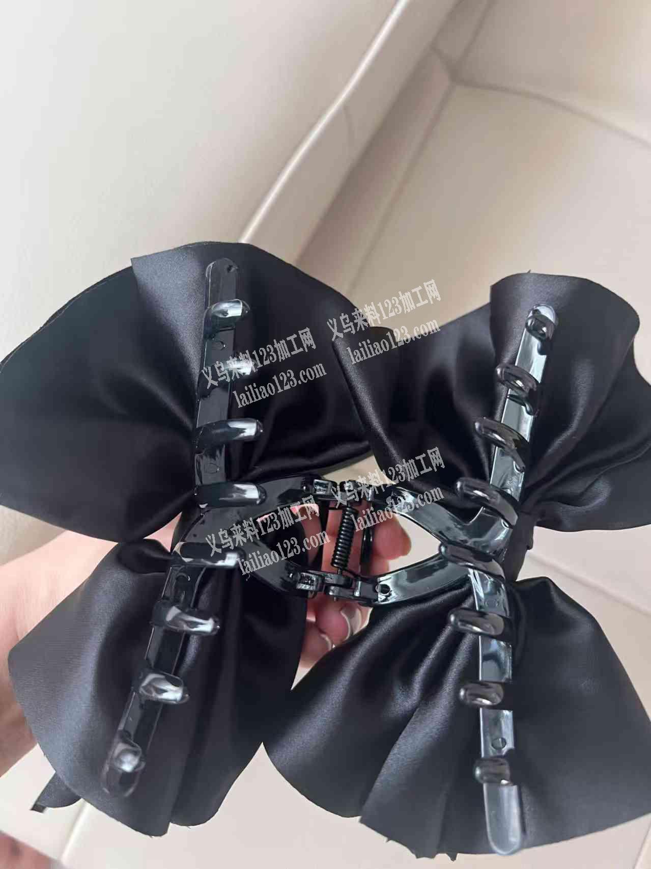 布艺蝴蝶结抓夹手工活外发加工，如图，打结