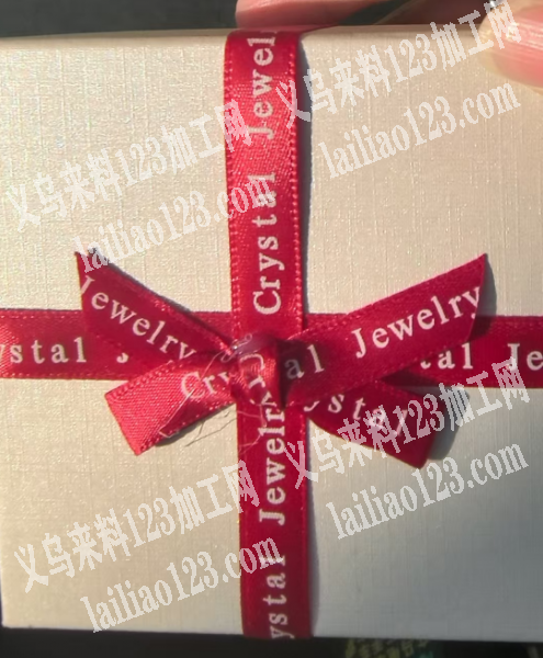 打胶枪蝴蝶结十字架纸盒的手工活外发如图，
