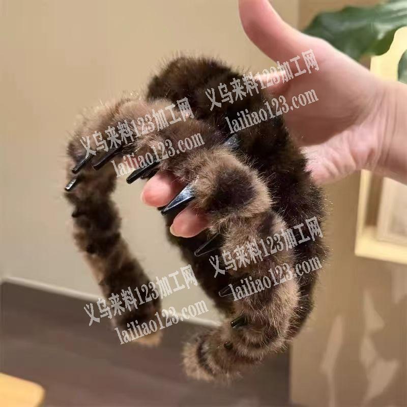 手工活，绕毛绒条的手工活，绕在头箍上面，