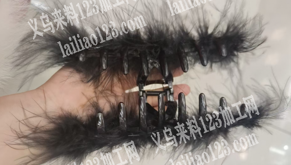 粘羽毛抓夹的手工活外发。寻找手工活加工厂