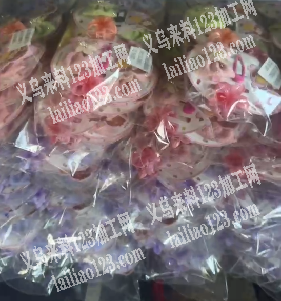 大量儿童饰品包装的手工活外发加工，如图，