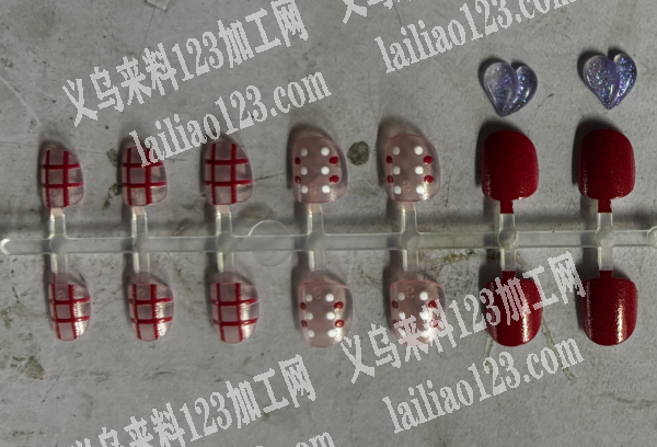 穿戴甲上面粘配件的手工活外发，如图，这个
