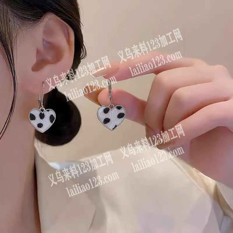 采购如图爱心桃耳环，成品单子，微信详谈