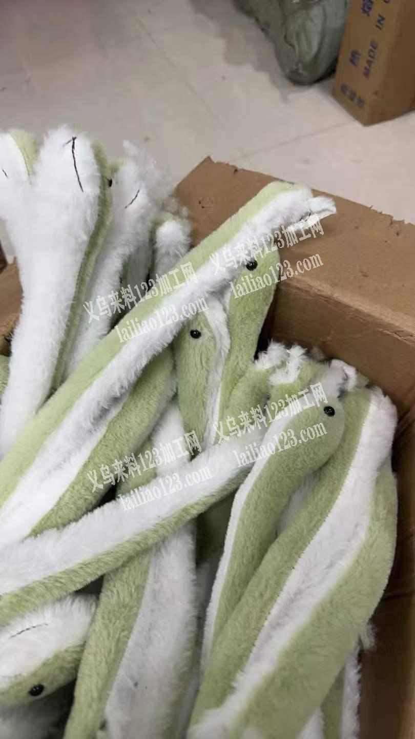 毛绒小蛇有订单，如图，寻找专业做毛绒小蛇