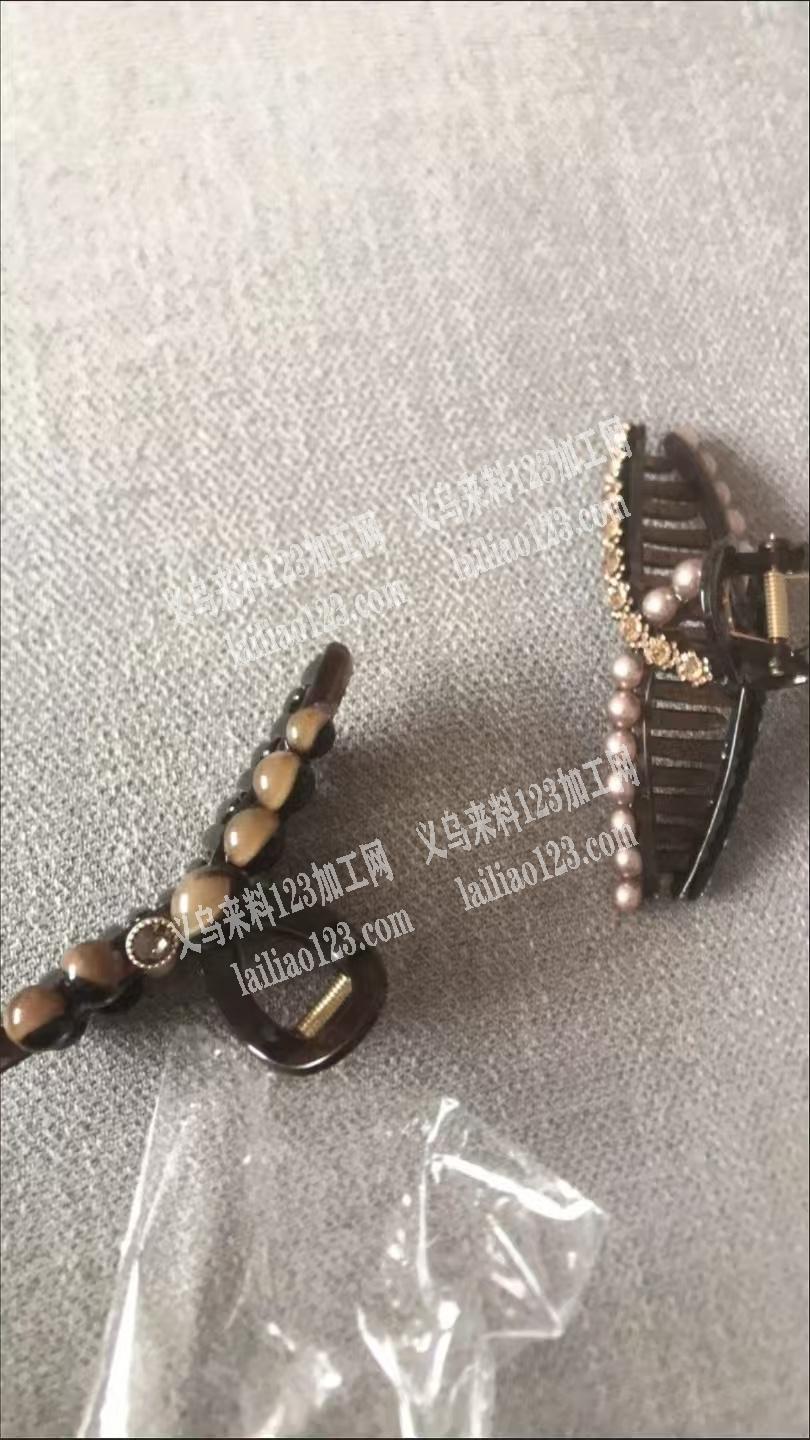 粘珠子，粘配件的手工活，。寻找粘胶的手工