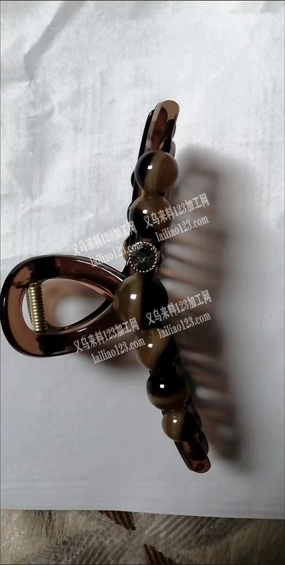 粘珠子，粘配件的手工活，。寻找粘胶的手工