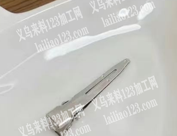 老板委托寻找：银色鸭嘴发夹，日2-3w量