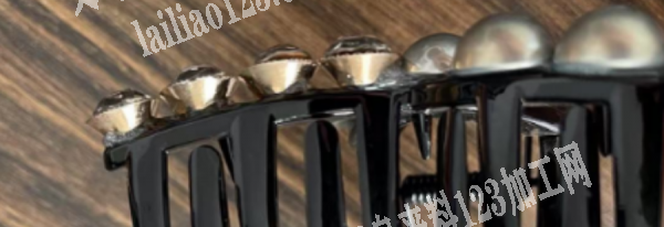 抓夹上面粘配件的手工活外发加工，如图，寻