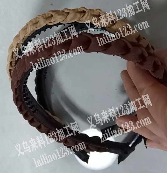 寻找布艺饰品加工厂，如图，头箍打辫子的手