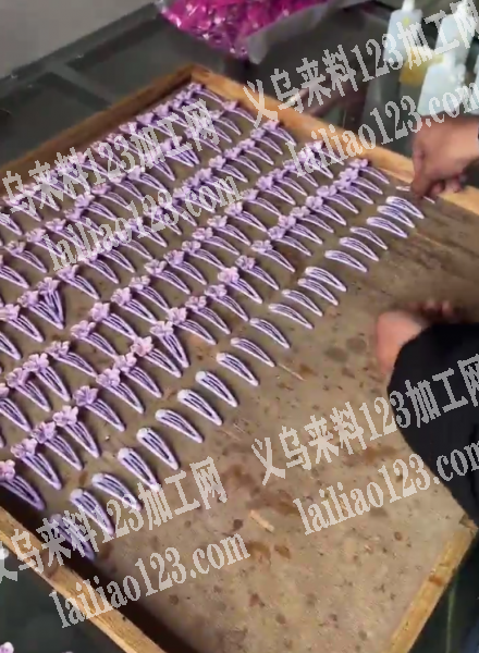 发夹粘配件+包装的手工活外发加工，如图，