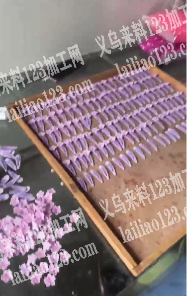 发夹粘配件+包装的手工活外发加工，如图，