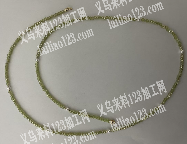 项链穿珠子，穿小珠子的手工活外发，如图，
