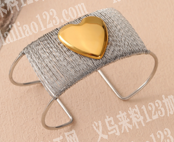 手镯上面粘配件外发加工，如图，寻找加工厂