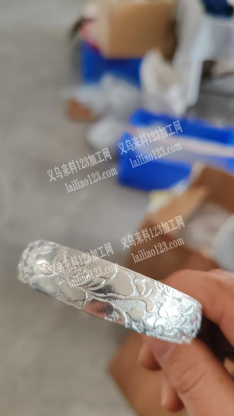 寻找专业做压铸的工厂，如图，合金的手镯订