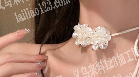 采购如图类似亚克力花，做项链用的。寻找厂