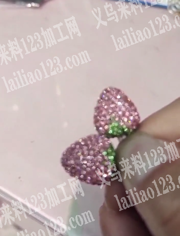 大量草莓饰品订单，如图陶泥还是橡皮泥的，