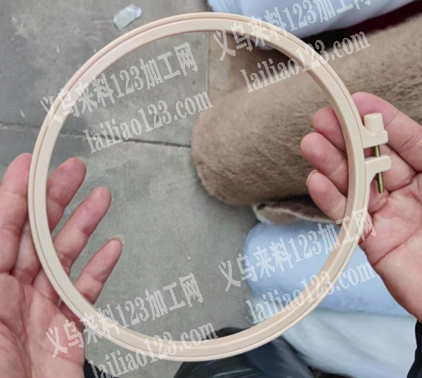 塑料的。十字绣辅助器订单，如图，寻找厂家