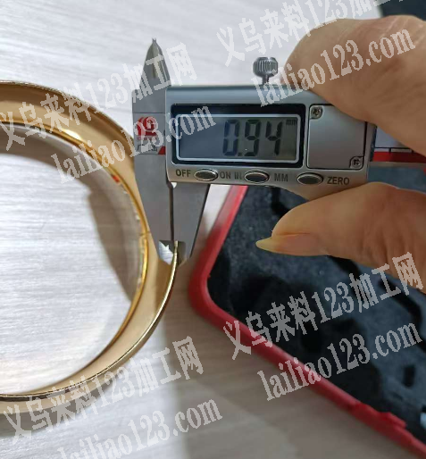大量如图铁皮手镯订单，寻找专业生产这个手