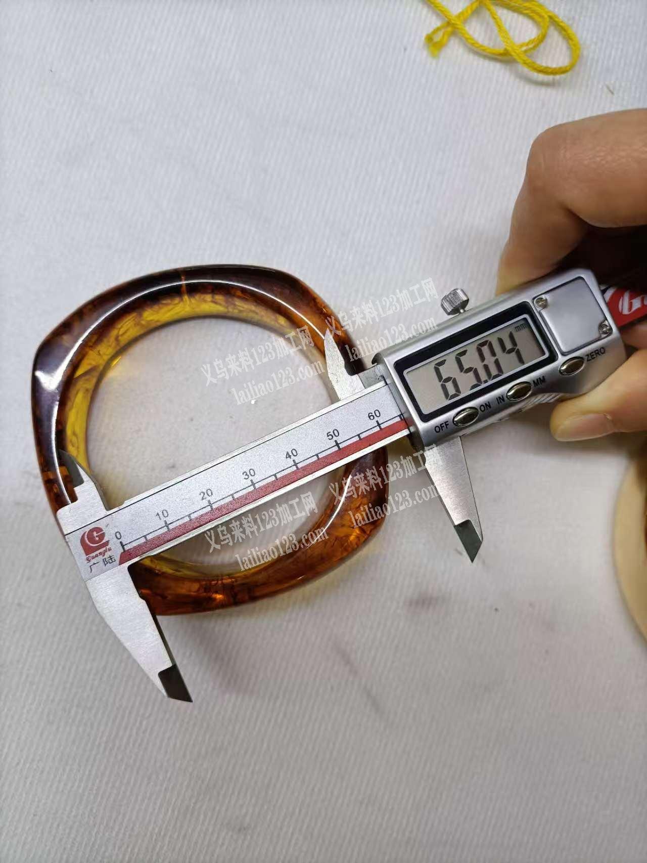 找树脂手镯（内径65mm），二种规格手镯
