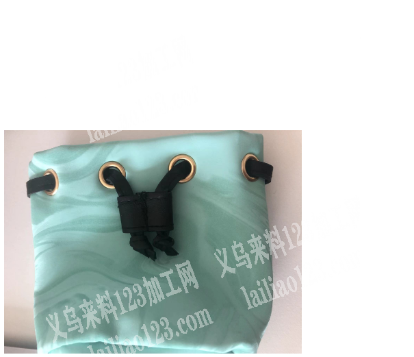 这个手工活有五六万数量，先穿绳子在包装。