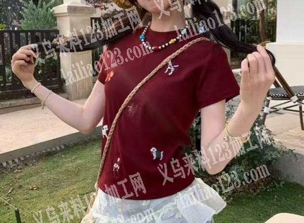 大量刺绣体恤订单，如图，寻找服装工厂，有