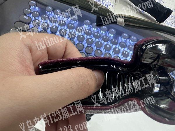 两万如图，爪夹上面贴皮工艺，寻找哪家工厂