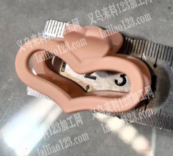 注塑订单，如图，注塑的小抓夹，寻找源头工