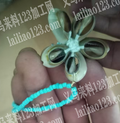 穿米珠编织花朵的手工活《发外地编织》如图