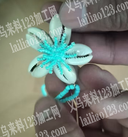 穿米珠编织花朵的手工活《发外地编织》如图