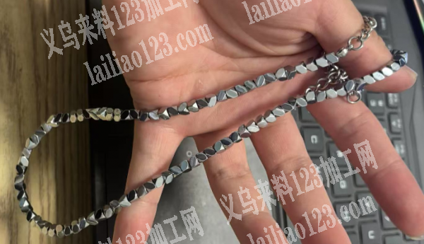碎石串珠手工活。只发义乌本地。寻找加工厂