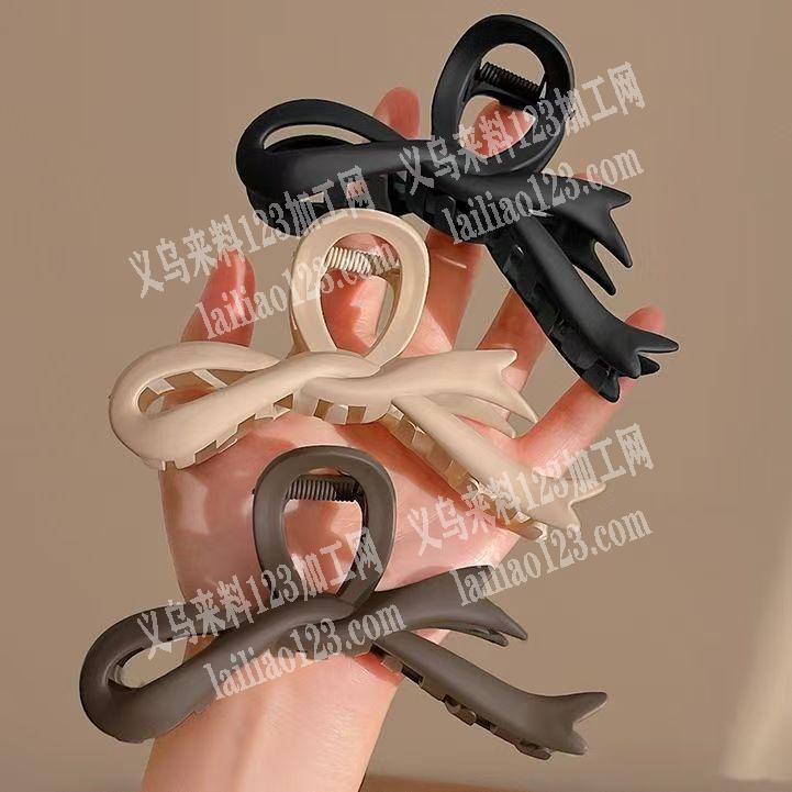 注塑的塑料飘带抓夹订单，如图，寻找这个抓