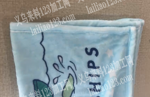 毛毯卷边折边踩线的平车活外发加工，如图，
