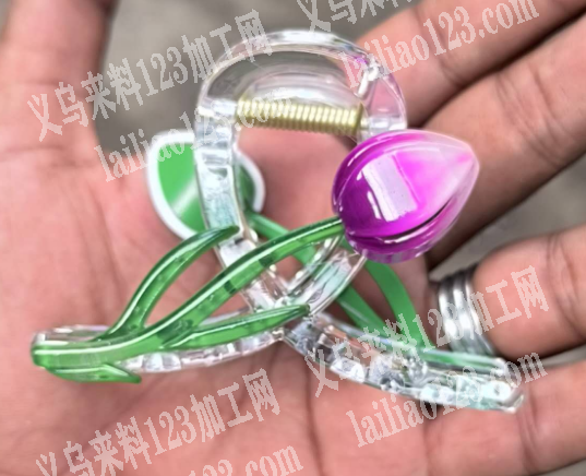 寻找花苞配件，如图，抓夹上面的郁金香花苞