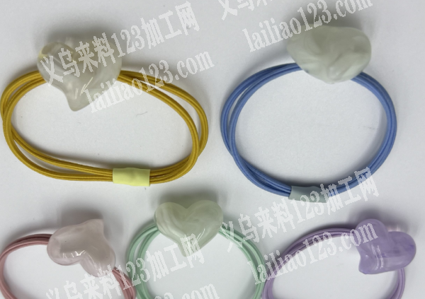 材质树脂的，有订单，皮筋上面的爱心桃配件
