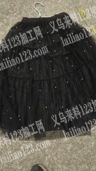 如图有几百件黑色裙子处理，微信
