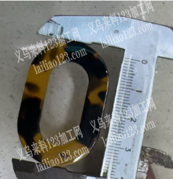 醋酸板饰品上面喷亮油外发加工，寻找加工厂