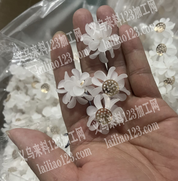 大量手工穿配件绑的花朵成品订单，如图，寻