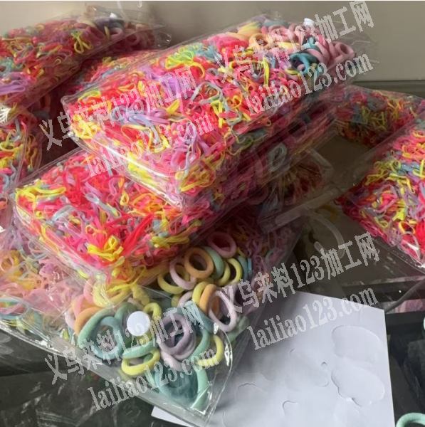 大量包装皮筋发圈的手工活，如图，寻找会做