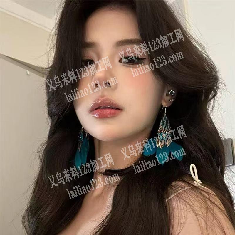 大量手工活外发。羽毛耳环的手工活，如图，