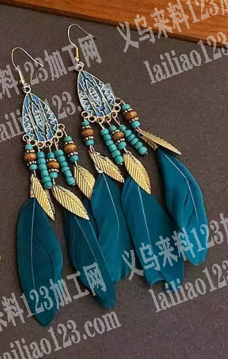 大量手工活外发。羽毛耳环的手工活，如图，