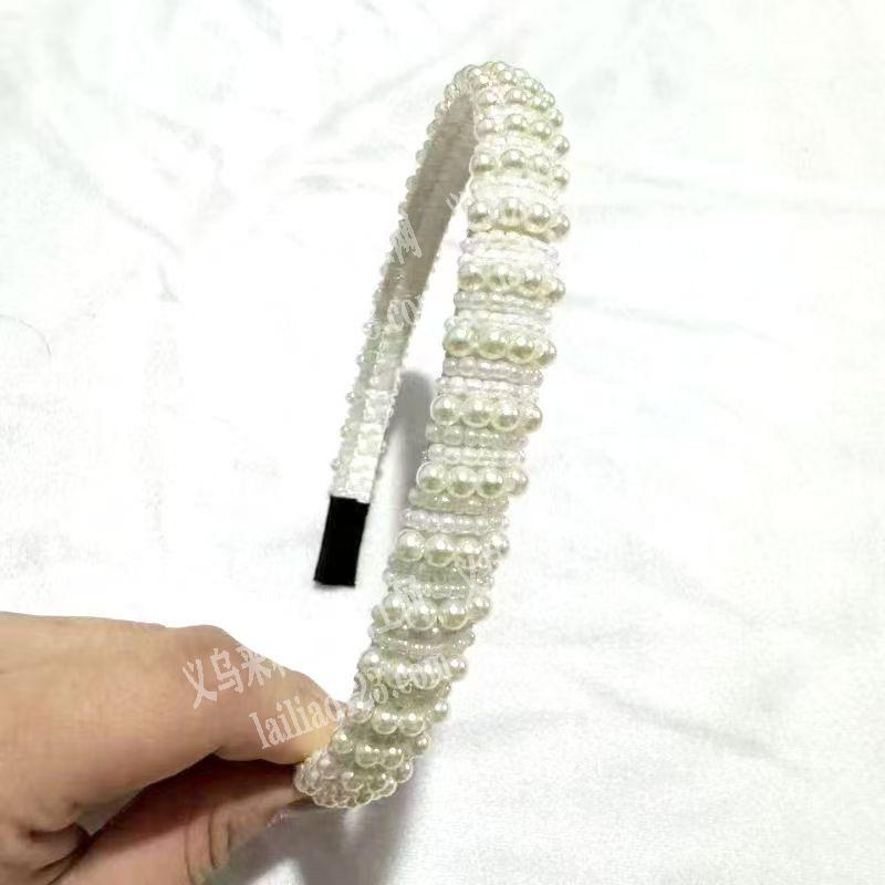 穿珠子的手工活。编织绑线发箍的手工活，如