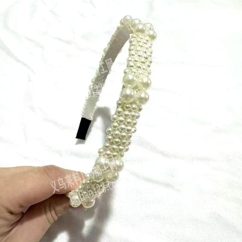 穿珠子的手工活。编织绑线发箍的手工活，如