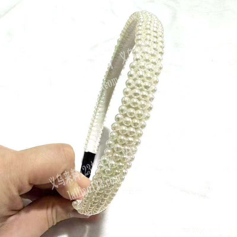 穿珠子的手工活。编织绑线发箍的手工活，如
