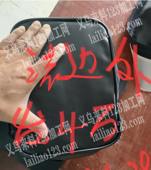 公司有40000箱包滚边外发加工，纯加工