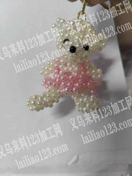 穿珠子编织动物挂件的手工活外发，如图，寻