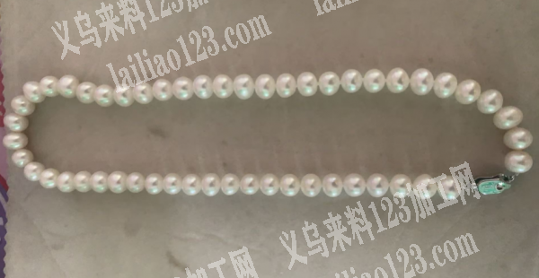 珍珠项链串珠打结手工活，天天有货。如图。
