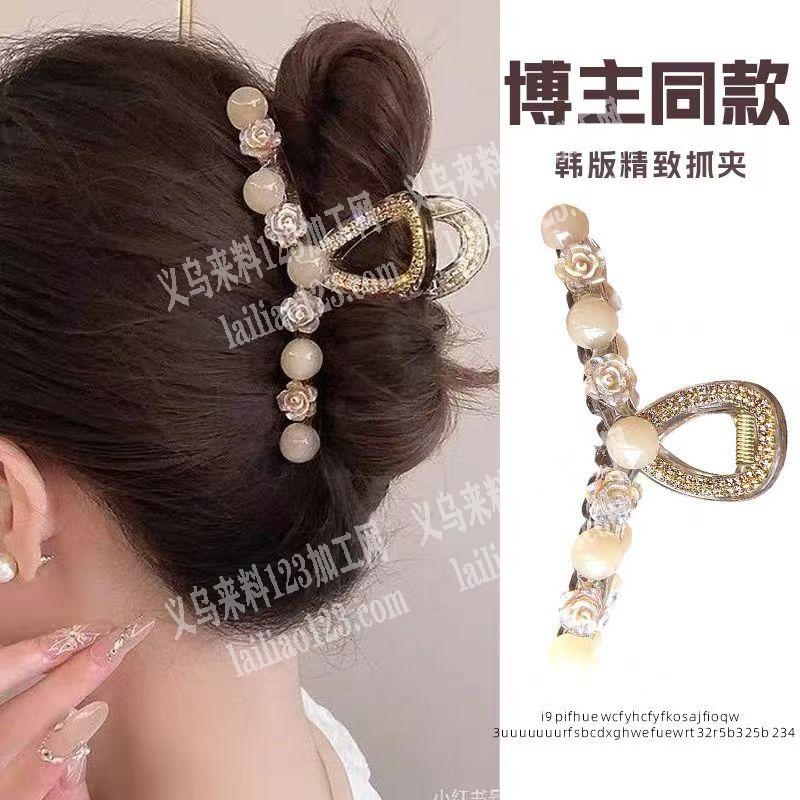抓夹上面粘胶粘配件的手工活外发加工，如图