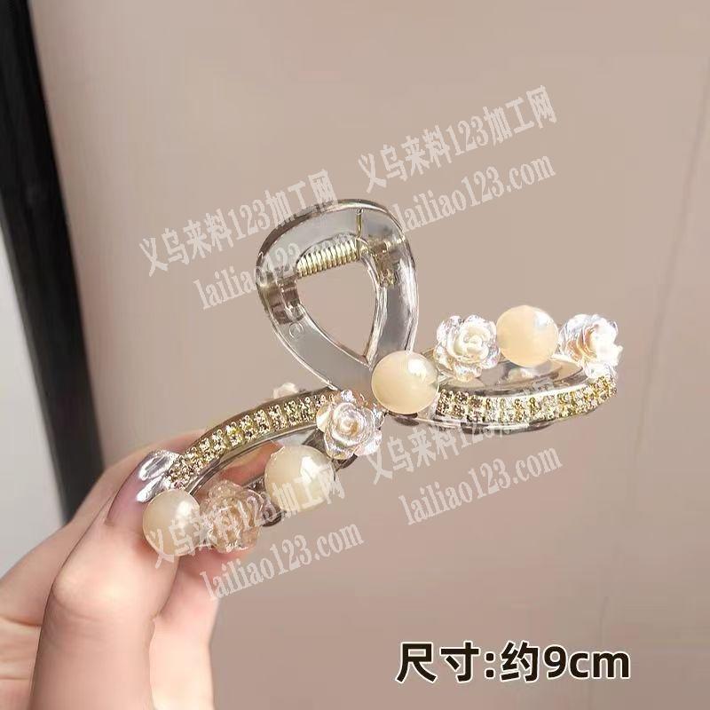 抓夹上面粘胶粘配件的手工活外发加工，如图