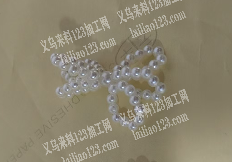 穿珠子编制这个蝴蝶结，穿珠子编织蝴蝶结。