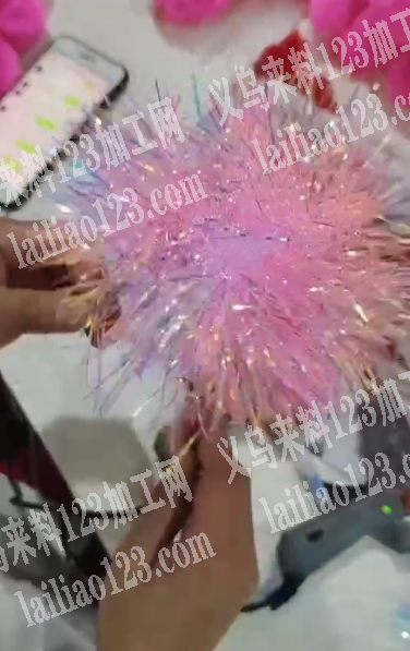 海绵球上面粘亮丝的手工活外发加工，如图这